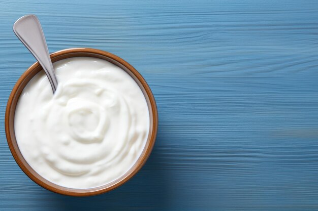 Foto iogurte grego em um espaço vazio com uma colher generative ai