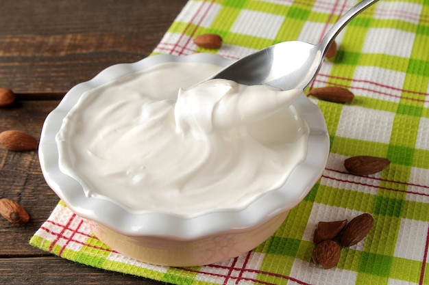 Foto iogurte grego em uma tigela de cerâmica sobre a mesa
