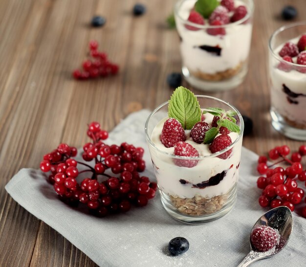 Foto iogurte natural com frutas frescas e muesli sobremesa saudável