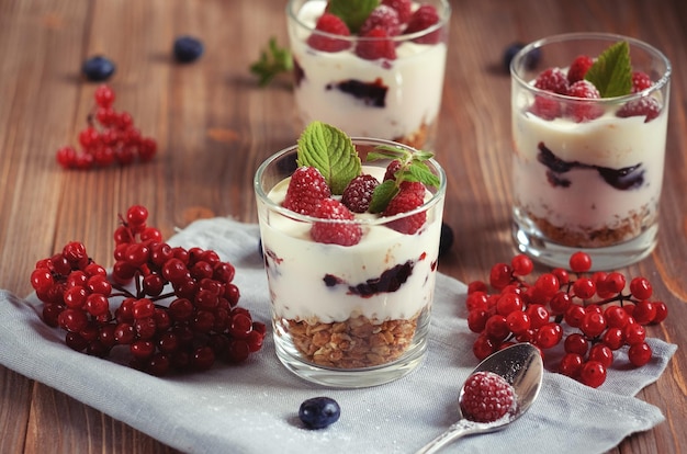 Iogurte natural com frutas frescas e muesli Sobremesa saudável