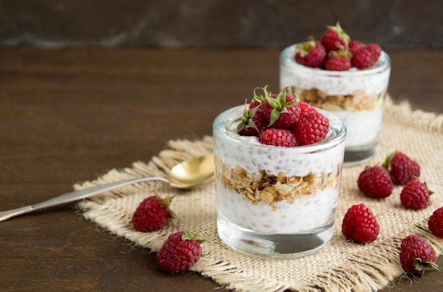 Iogurte natural com sementes de Chia e framboesas.