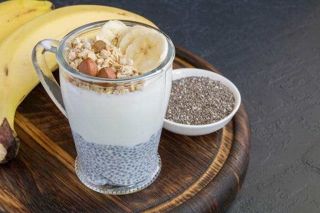 Iogurte natural com sementes de chia e muesli.