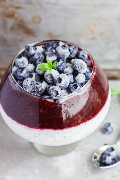 Iogurte, pudim com sementes de chia, mirtilos e geléia.