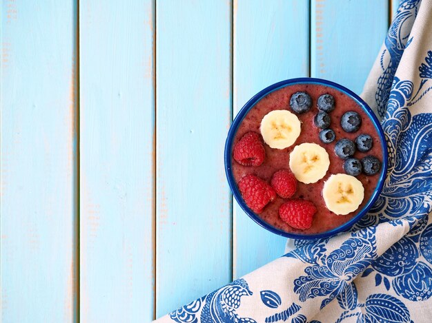 Iogurte rosa com banana, framboesa e mirtilo