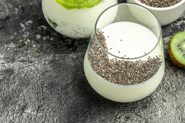 Iogurte sem lactose com kiwi de semente de chia e hortelã delicioso café da manhã ou lanche banner menu receita lugar para texto alimentação limpa dieta vegana vista superior do conceito de comida