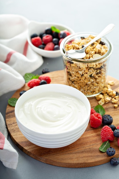 Iogurte simples com granola ao lado