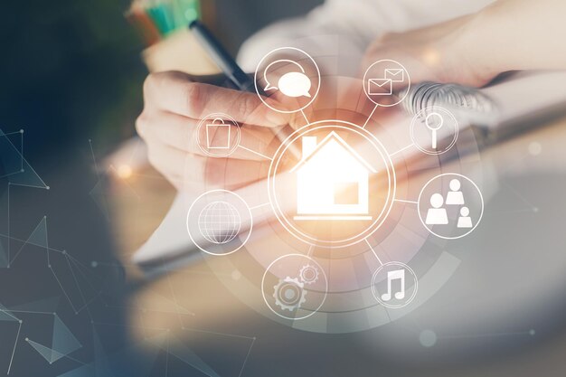 IOT dibujando sobre manos de escritura en el fondo del bloc de notas Concepto de hogar inteligente Exposición múltiple