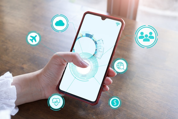 IoT Internet of Things-Entwicklungskonzept, das Hand-Touchscreen-Smartphone, um das Konzept von IOT zu zeigen.