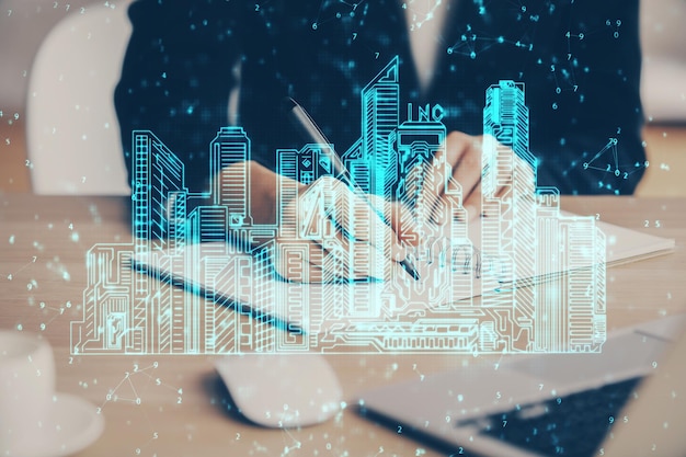 IOT-Zeichnung über Schreibhänden im Hintergrund des Notizbogens Konzept des intelligenten Hauses Mehrfachbelichtung