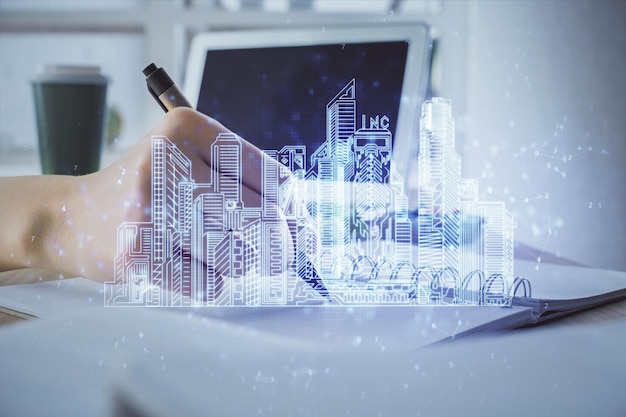 IOT-Zeichnung über Schreibhänden im Hintergrund des Notizbogens Konzept des intelligenten Hauses Mehrfachbelichtung