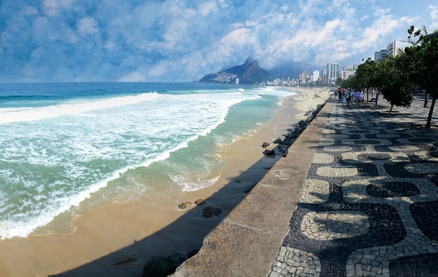 Ipanema Beach Rio de Janeiro Brasilien mit seiner berühmten geometrischen Strandpromenade