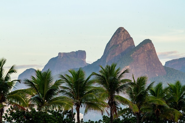 Ipanema-Strand mit Bruder zwei Hügeln und gab einen Stein in Rio de Janeiro Brasilien