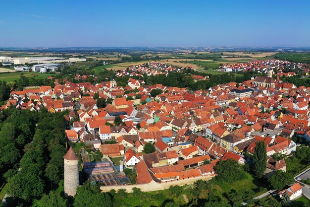 Foto iphofen ist eine stadt in bayern mit vielen historischen sehenswürdigkeiten eulenturm