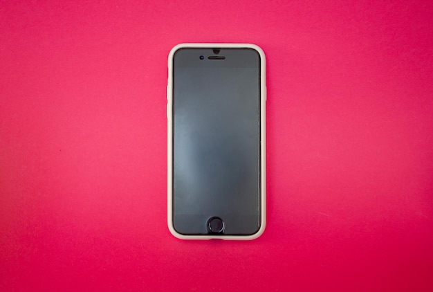Foto un iphone blanco con una pantalla negra que dice iphone en él
