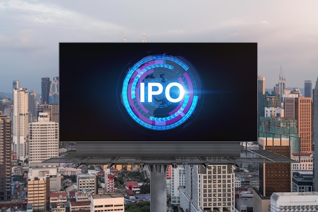 IPO-Icon-Hologramm auf der Straßenplakatwand über Sonnenuntergang Panorama Blick auf die Stadt von Kuala Lumpur KL ist das Zentrum des Börsengangs in Malaysia Asien Das Konzept, Geschäftsmöglichkeiten zu übertreffen