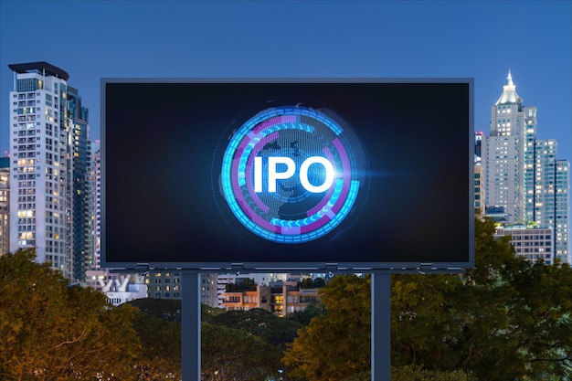 IPO-Symbol-Hologramm auf der Straße Billboard über Nacht Panorama Blick auf die Stadt von Bangkok Das Zentrum des Börsengangs in Südostasien Das Konzept der Überschreitung von Geschäftsmöglichkeiten