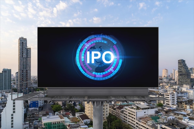 IPO-Symbol-Hologramm auf der Straße Billboard über Sonnenuntergang Panorama Blick auf die Stadt von Bangkok Das Zentrum des Börsengangs in Südostasien Das Konzept der Überschreitung von Geschäftsmöglichkeiten