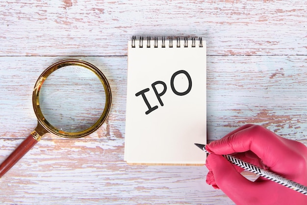 IPO el texto en el cuaderno escrito a lápiz