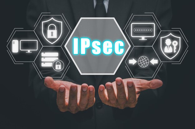 IPSec Internet y Red de Protección Concepto vectorial Hombre de negocios con la mano sosteniendo el icono de Internet y red de protección en la pantalla virtual