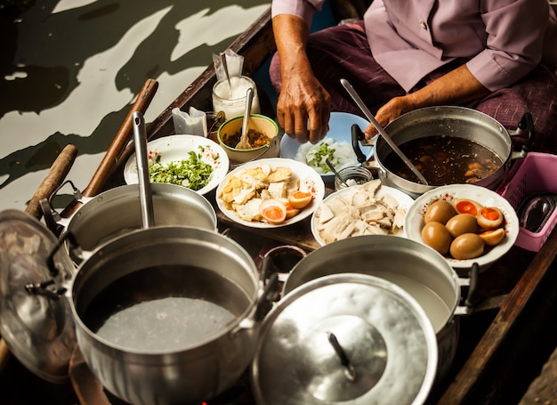 ir de compras y comer de la comida fresca tradicional de los barcos