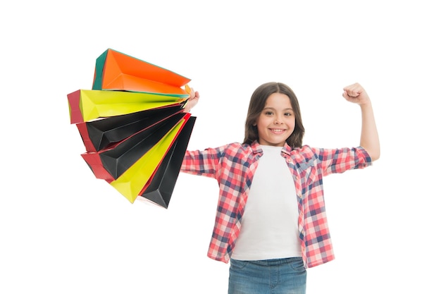 Ir de compras es mi superpoder Niño feliz con bolsas de papel Sonrisa de niña con bolsas de compras Preparación y celebración festiva Compras y rebajas el viernes negro Descuento de temporada Día de soltero