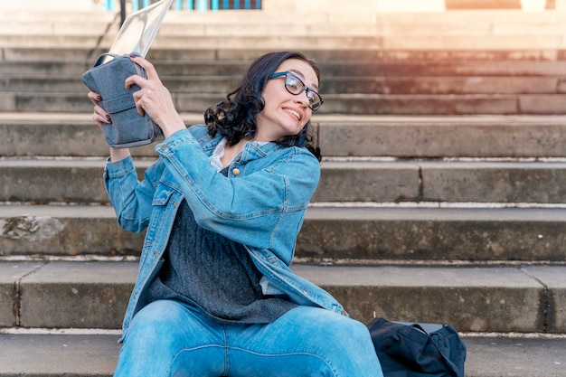 Foto ira mujer estudiante e aprendizaje curso de formación a distancia estudio trabajando en escaleras