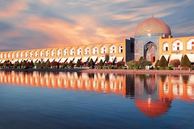 Irán Persia Isfahan Cúpula de la Mezquita Sheikh Lotfollah en la plaza Naqshe Jahan en Isfahan al atardecer