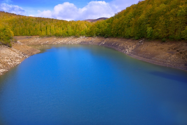 Irati pantano de irabia pântano em navarra pyrenees a espanha