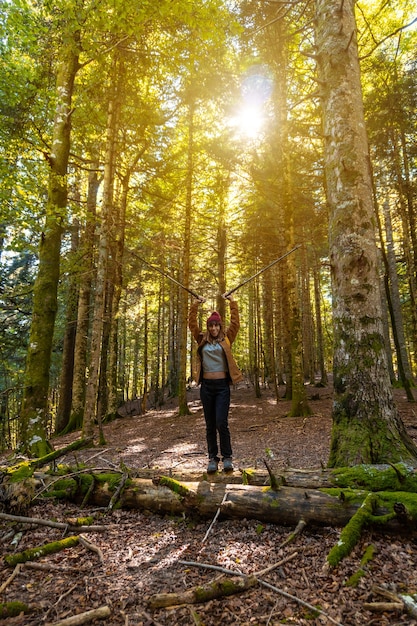 Irati-Wald oder Dschungel im Herbst, ein junger Wanderer, der das Trekking bei Sonnenuntergang genießt. Ochagavia, nördliches Navarra in Spanien