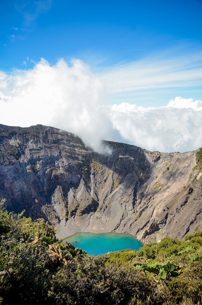 Irazu Volcano Crater, céu azul, plantas.