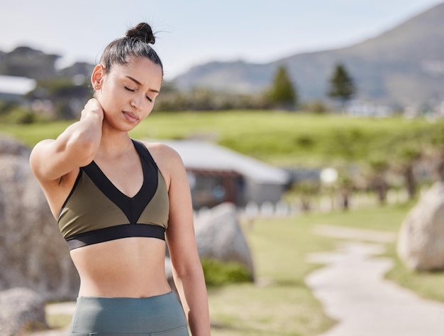 Irgendetwas funktioniert mit meinem Training nicht. Aufnahme einer jungen Frau, die während ihres Trainings im Park unter Überanstrengung leidet.