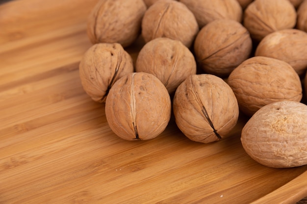 IRipe nueces con cáscara, el tema de la alimentación saludable, el vegetarianismo, la dieta de alimentos crudos.