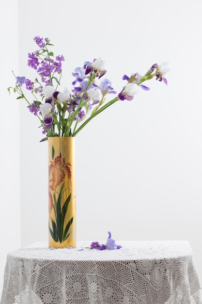 Iris en florero sobre espacio en blanco