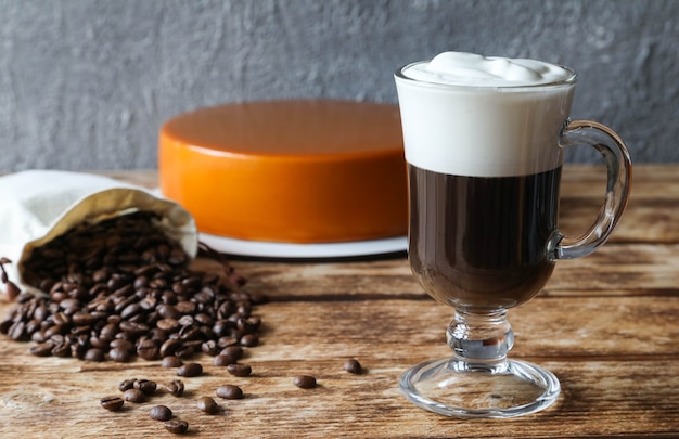 Foto irischer kaffee mit kuchen und kaffeebohnen in einer tüte