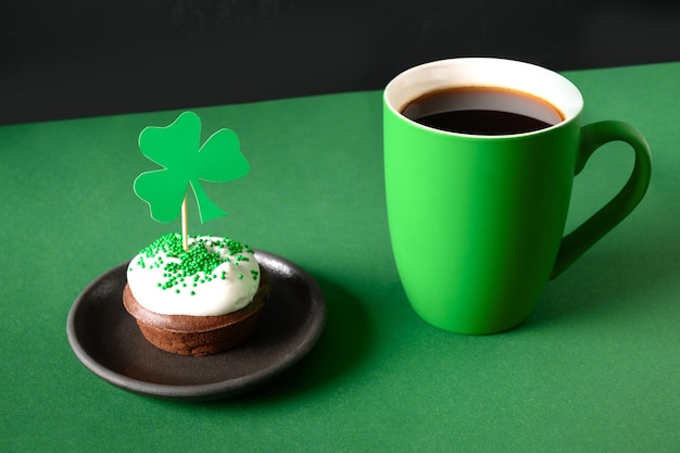 Irish Coffee in grüner Tasse und spezielle Cupcakes für den St. Patrick's Day