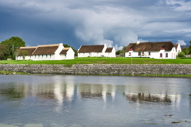 Foto , irish cottage house vor dem strand.