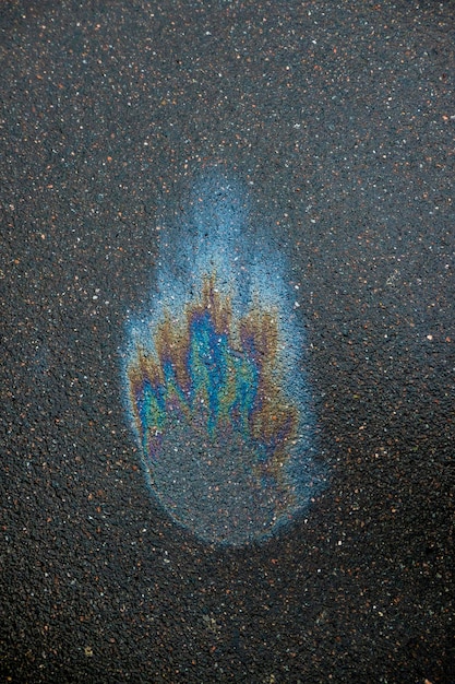 Foto irisierender benzinfleck benzin auf dem asphalt eine große verschmutzte wasserpfütze ein regenbogenfarbener benzinklecks