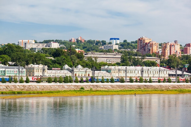 Irkutsk, Rusia - 07 de julio de 2016: Estación de tren de Irkutsk ang río Angara en la ciudad de Irkutsk, Rusia. Irkutsk es una de las ciudades más grandes de Siberia.