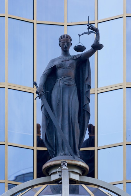 Irkutsk Russland 25. Juli 2018 Bronzestatue der Justitia auf dem Haupteingang des Schiedsgerichts des ostsibirischen Bezirks Russisch Arbitraznyj sud VostocnoSibirskogo okruga