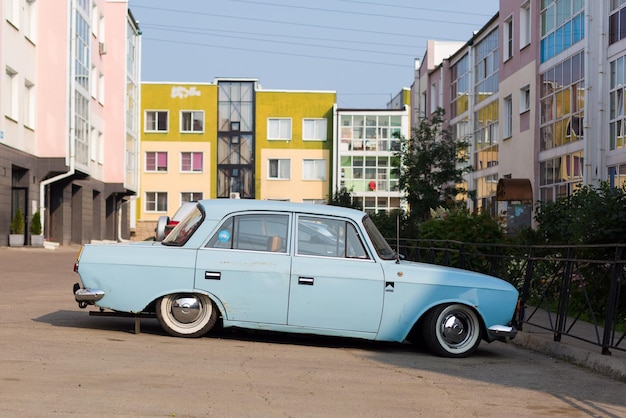 Irkutsk Russland 28. Juli 2021 Verbessertes Auto mit geringer Bodenfreiheit Leitartikel