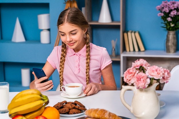 irl tomando café da manhã em casa