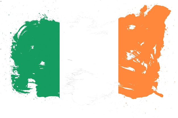 Irland-Flagge mit gemaltem Schmutzpinselstricheffekt auf weißem Hintergrund