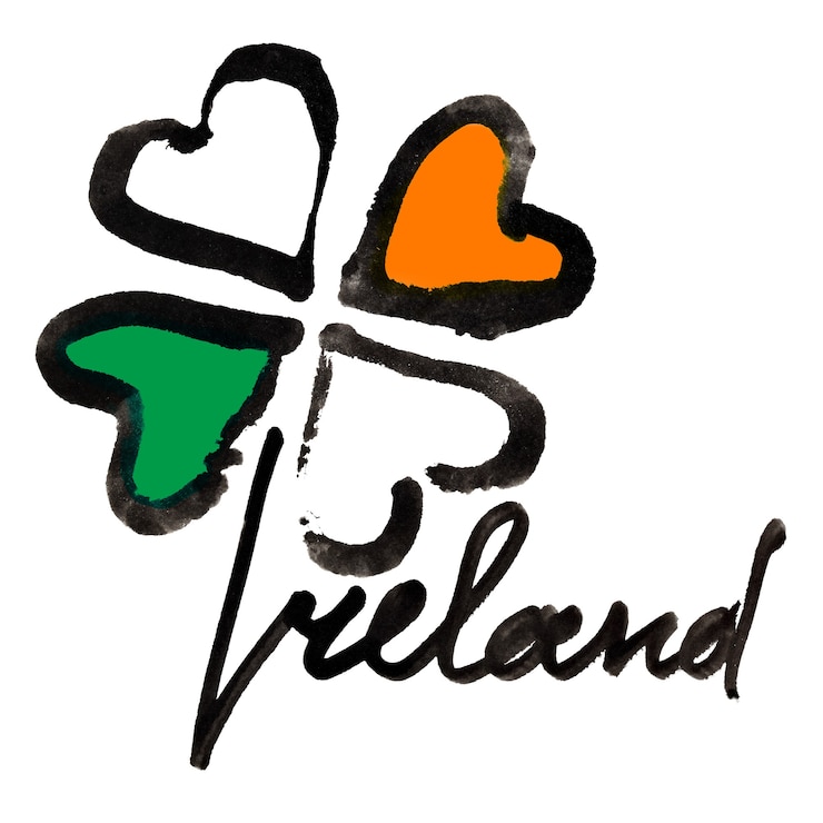 Foto irlanda. trevo irlandês de quatro folhas com as cores da bandeira da irlanda e letras sobre fundo branco