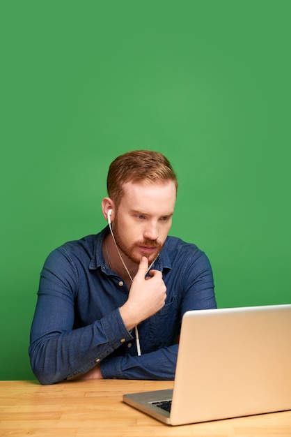 Irlandês assistindo webinar isolado em fundo verde