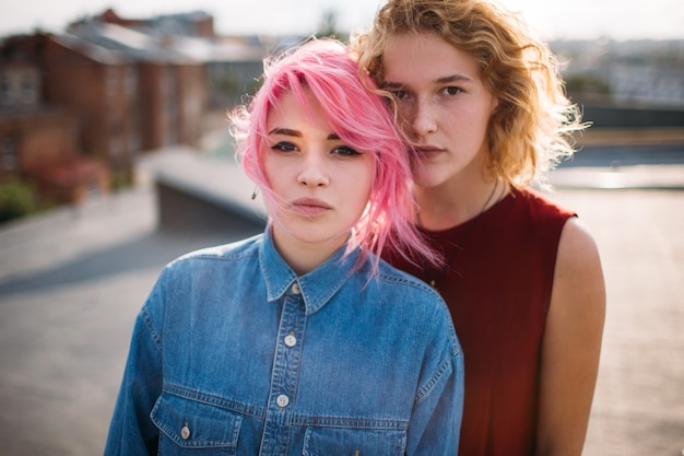 Foto irmã amor apoio ternura. diversas garotas. personagens e aparências diferentes