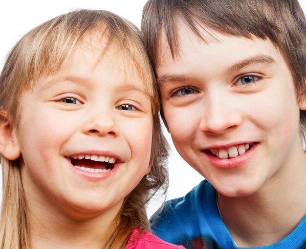 Foto irmã e irmão sorrindo