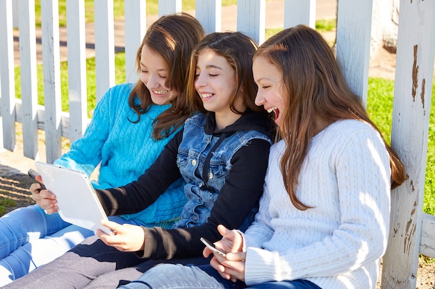 Irmã meninas amigos se divertindo com a tecnologia