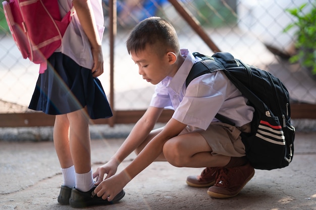 Irmão, ajudando, irmã, desgastar, sapatos, antes de, ir, escola, ligado, manhã