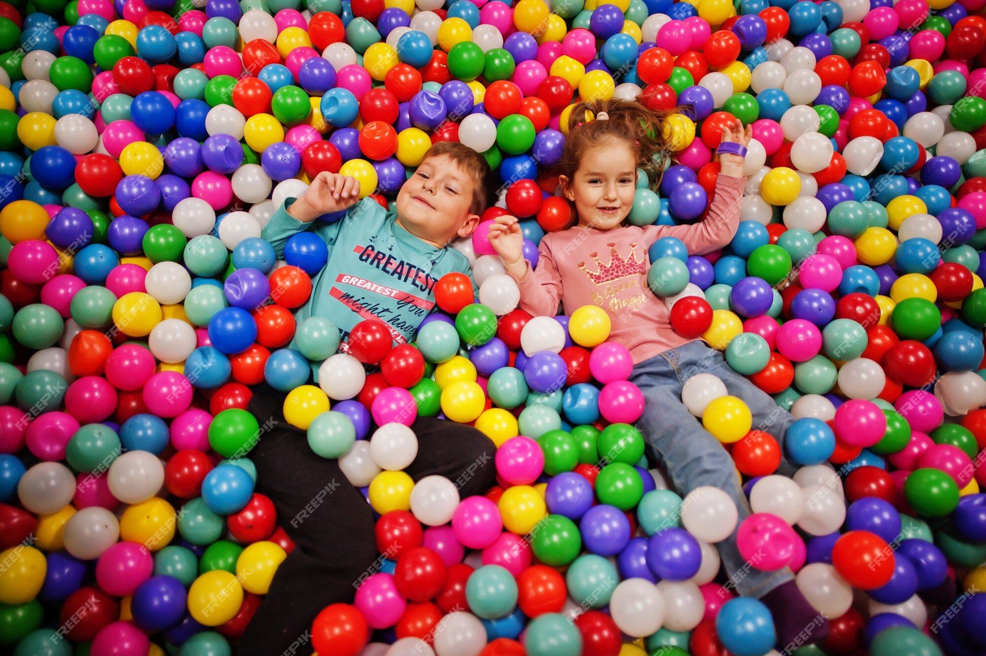 Bolas coloridas em um campo de jogo interno infantil