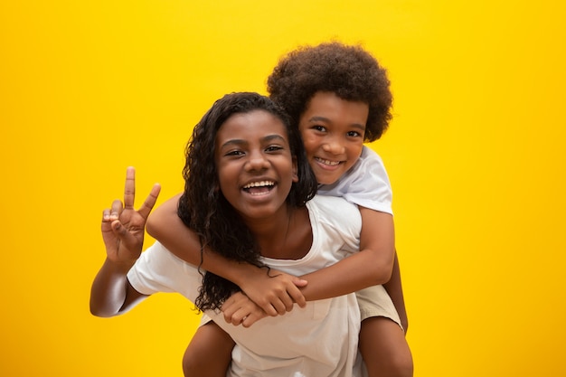 Foto irmão e irmã africana. ligação de irmãos. sorrindo crianças negras abraçando.